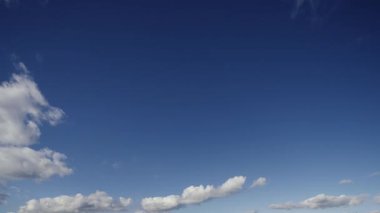 Zaman çizelgesi dinamik bulut hareketlerini yakalıyor ve canlı mavi gökyüzünde yer değiştiren ışığı gerçek zamanlı olarak doğanın dansını gösteriyor..