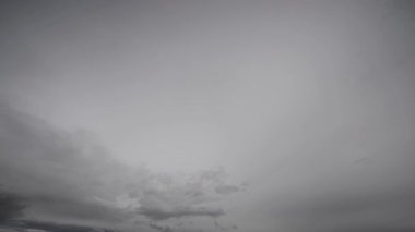 Fırtınalı bir gökyüzünün yoğun dramı, ufukta çarpıcı bir şekilde dönen bulutlar, doğanın gücünü ve gizemini gözler önüne seriyor..