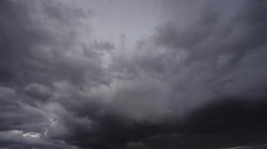 Karanlık, uğursuz bir gökyüzünde toplanan şiddetli fırtına bulutlarının dinamik hareketlerini ve değişen örüntülerini yakalıyor..