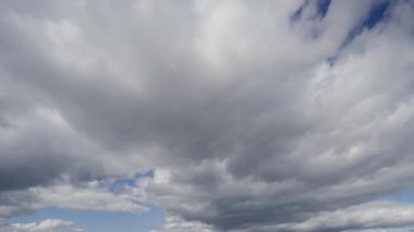 Bu zaman dilimi, bulutların büyüleyici hareketlerini canlı mavi gökyüzünde yakalar ve doğanın akışkan dansını gösterir..