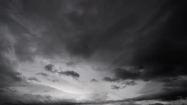 Fırtınalı gökyüzü, kara bulutların dinamik ve güçlü hareketlerini kara kara kara bir ufuk boyunca gösteren bu zaman dilimi videosuyla. Gerilimi ve doğanın ihtişamını mükemmel bir şekilde aktaran bu görüntü yaklaşan fırtınanın özünü yakalıyor..