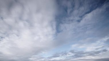 Geniş açılı zaman ayarlı ekranlar, doğal dinamikleri ve atmosferik havayı göstermek için ideal, geniş gökyüzü boyunca bulutların hareketini anımsatıyor..