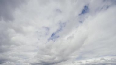 Zaman kavramları, dinamik bir gökyüzünde dans ederken doğanın sıvı hareketini yakalayan büyüleyici bulutların hareketlerini gözler önüne seriyor..