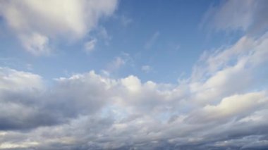 Dinamik zaman dilimi videosu, bulutların gökyüzünde hareket ettikçe ışıktan karanlığa evrimleştiğini, atmosferin doğal güzelliğini ve hareketini ve yaklaşan fırtınayı gösteriyor.