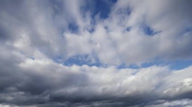 Gökyüzünün dinamik dönüşümünü gösteren büyüleyici zaman ayarlı video açık, mavi gün ışığından daha yoğun, geniş açı görünümlü kara bulut oluşumları, hareketi ve gerçek zamanlı değişiklikleri tasvir eder.