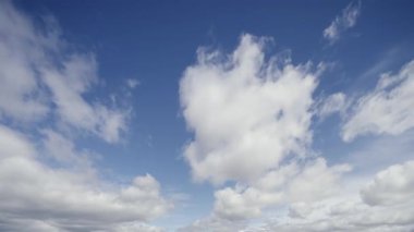 Büyüleyici bir zaman çizelgesi canlı mavi gökyüzünde hızlı dans eden bulutları gösteriyor. Doğanın akışkan hareketini ve değişen hava düzenini gösteriyor..