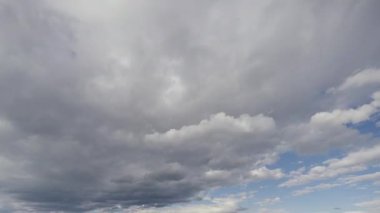 Zaman ayarlı video fırtınalı bulutların hızlı hareketlerini ve gelişen desenlerini dinamik bir gökyüzünde yakalar ve hem karanlık hem de aydınlık bölgeleri ortaya çıkarır..