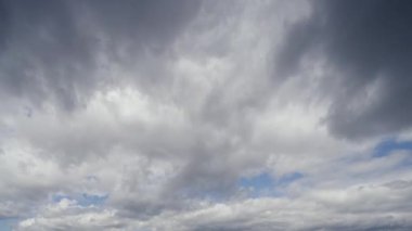 Zaman çizelgesi beyaz bulutların büyüleyici dansını sergiliyor. Yumuşak rüzgarların yönettiği canlı mavi gökyüzüne karşı..