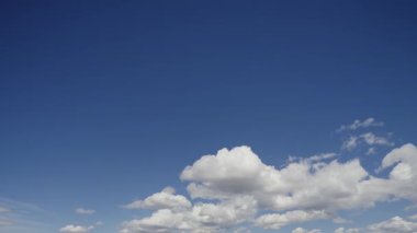 Beyaz bulutların büyüleyici dansını canlı mavi gökyüzünde gösteren zaman çizelgesi görüntüleri, doğal gösteriyi gösteriyor..