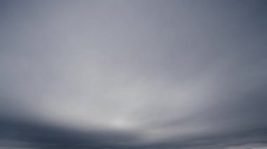 Geniş açılı zaman dilimi videosu, bulutların gökyüzünde hızla hareket ettiğini, atmosferin dinamik değişimlerini ve hareketlerini gerçek zamanlı olarak yakaladığını gösteriyor..