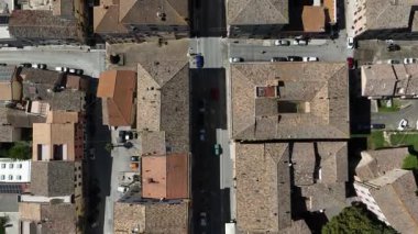 Loreto, İtalya 'nın en iyi manzarası, tarihi mimari ve dar sokakların çarpıcı bir karışımını sergiliyor. Görüntü şehir planlarını ve geleneksel çatıları yakalıyor.