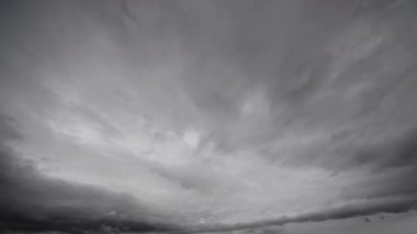 Bu zaman ayarlı video fırtınalı bir gökyüzünün yoğun ve karamsar atmosferini, dönen bulutlar ve karanlık, dinamik bir ufuk ile yakalar. Hareket halindeki doğanın gerilimini ve ihtişamını hissedin..