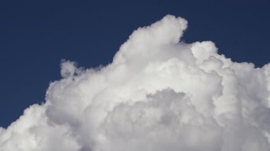Yakın çekim hızlandırılmış bir video kümülüs bulutlarının dinamik hareketlerini ve değişen dokularını görüntüler ve geniş gökyüzünde evrimleşirler.