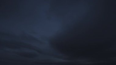 Çarpıcı bir zaman kayması videosunda dramatik fırtına bulutları evrimleşir. Fırtınalı bir gökyüzünün dinamik hareketini ve değişen örüntülerini yakalar..