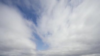 Sürekli değişen gökyüzünün sakin bir zaman çizelgesi, bulutların ve ışığın geçişini gösteriyor, mavi ve beyaz tonların sakinleştirici dengesi, doğanın sonsuz güzelliğini yakalıyor..