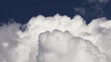 Hızla yaklaşan kümülüs bulutlarının dinamik hareketlerini ve dokusunu yakalayarak gökyüzünde yer değiştirip evrimleşirken doğanın sürekli değişen güzelliğini ortaya çıkarıyor.