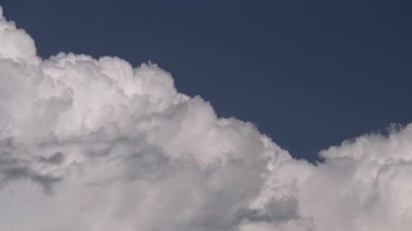 Hızlandırılmış yakın çekim kümülüs bulutlarının hareketlerini ve dokusunu yakalıyor ve hareketli bir gökyüzünde evrimleşip dinamik ve sürekli değişen bir sahne yaratıyor.