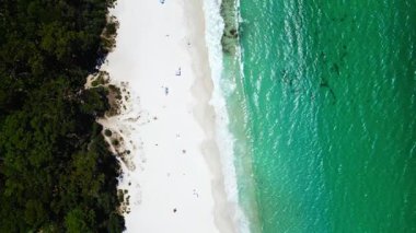 Nefes kesici bir hava aracı görüntüsünde kristal berrak turkuaz suları, yumuşak beyaz kumları ve yemyeşil yeşillikleri olan el değmemiş bir kumsal Avustralya 'nın Jervis Körfezi' nde huzurlu bir sahil cenneti sunuyor..