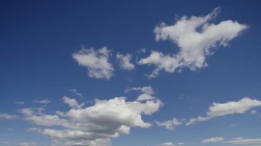 Bulutların büyüleyici hareketi canlı mavi bir gökyüzünde gerçek zamanlı olarak hızla hareket ederek doğal güzellikleri gösteriyor..