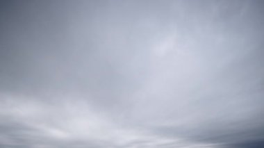 Yüksek çözünürlüklü geniş açılı zaman dilimi değişen gökyüzü altındaki dinamik bulutsal hareketleri yakalıyor, gerçek zamanlı atmosferik değişimleri gösteriyor.