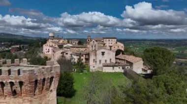 İtalya 'nın orta kesimindeki Treia tepesinin insansız hava aracı görüntüsü, Marche bölgesinde ortaçağ binaları, kuleleri ve kırsal alanlara ev sahipliği yapıyor.