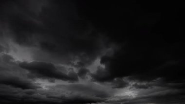 Fırtınalı bir gökyüzünün yoğun girdap ve hareketini gösteren zaman diliminde dramatik bir bulut oyunu. Bu güçlü görüntü yaklaşan fırtınanın kasvetini ve ihtişamını yakalar ve havanın doğal dinamiklerini ön plana çıkarır..