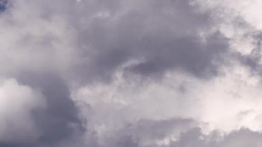 Yakın çekim videoları gökyüzünde yer değiştiren kümülüs bulutlarının karmaşık hareketlerini ve gelişen dokularını gözler önüne seriyor ve büyüleyici bir göksel dans yaratıyor.