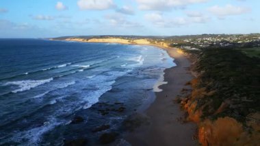 Avustralya 'daki Büyük Okyanus Yolu' nun nefes kesici hava manzarası yemyeşil ve altın kumlarla dolu geniş bir sahil şeridini canlı mavi okyanus dalgalarıyla karşılıyor..