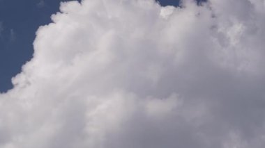Hızlandırılmış video kümülüs bulutlarının hareket ederken yakın çekim görüntülerini ve gökyüzüne karşı doku değişikliklerini gösteriyor, dinamik ve değişken oluşumlarını yakalıyor.