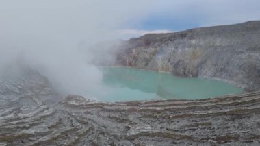 İHA, Endonezya 'nın Doğu Java kentindeki Ijen yanardağının kayalık arazi ve gaz yayan geniş, asitli krater gölü görüntülerini yakaladı..