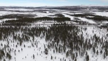 İsveç 'in Kiruna kenti yakınlarındaki yoğun karlı ormanlarda yol ve demiryollarının sakin bir kış manzarasını görüntüleyen İHA görüntüleri, manzaranın keskin ve sessiz güzelliğini vurguluyor..