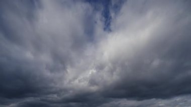Geniş açı zaman ayarlı video, dinamik bir gökyüzünde çeşitli bulut oluşumlarının dramatik ve sürekli hareketlerini yakalar..