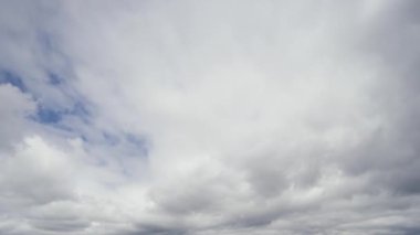 Zaman çizelgesi, bulutların çarpıcı hareketlerini ve değişen örüntülerini yüksek çözünürlüklü rüzgarların sürüklediği engin gökyüzüne gösteriyor..