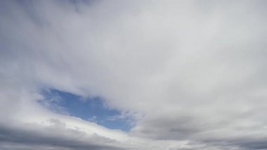 Geniş açılı zaman dilimi bulutların gökyüzündeki ruhani hareketlerini yakalıyor ve atmosferin doğal dinamiklerini gerçek zamanlı olarak gösteriyor..