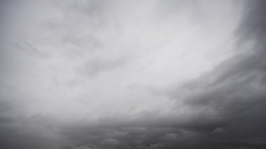 Ufukta dalgalanan fırtınalı bulutların bu zaman diliminde doğanın hareketinin yoğunluğunu ve gizemini yansıtan dramayı deneyimleyin..