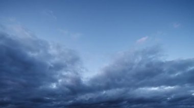 Büyüleyici bir zaman çizelgesi. Dönüşen ve kararan bulutlar, dinamik gökyüzünü canlı bir şekilde gösteriyor..