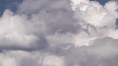 Geniş, açık gökyüzünde sürüklenen ve dönüşen kümülüs bulutlarının dinamik hareketlerini ve evrimleşen dokusunu gösteren hızlandırılmış video büyüleyici bir görsel deneyim yaratıyor.