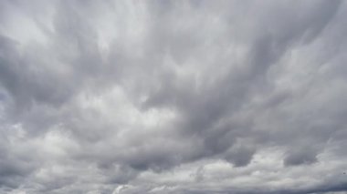 Bu büyüleyici zaman çizelgesi, sürekli değişen bulutların danslarını dramatik bir şekilde gökyüzüne yansıtıyor. Hareket halindeki doğanın gücünü ve geçici güzelliğini vurgular..