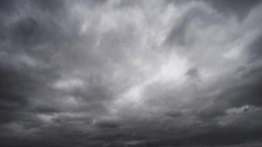 Dinamik bulutlu gökyüzü fırtınalı havanın hareketli güzelliğini gösteriyor. Karanlık, dönen bulutlar ufuk boyunca çarpıcı bir şekilde hareket eder. Gerilimi ve doğanın ihtişamını aktarır.