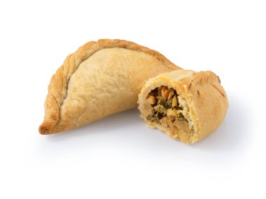 İki altın kahverengimsi börek, bir kesik açık sebze dolgusu, beyaz üzerine izole edilmiş.