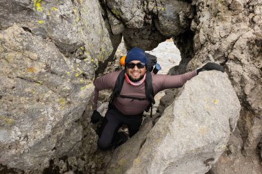 Siyah bir yürüyüşçü Meksika 'daki La Malinche Ulusal Parkı' ndaki engebeli kayalıklarda geziniyor. Sahne, bölgenin doğal güzellikleri arasında doğa macerasının ruhunu yakalıyor..
