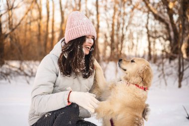 Neşeli bir kadın ve onun neşeli Golden Retriever 'ı kış ormanlarında karlı bir günün tadını çıkarıyor, bir anlık dostluk ve mutluluğu yakalıyorlar. Karla kaplı sahne sıcaklık ve kahkahalarla dolu..