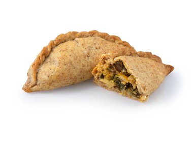 İki lezzetli kepekli ıspanak ve peynirli börek, bir kesik, dolguyu ortaya çıkarıyor, beyaz arka planda izole edilmiş.