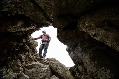 La Malinche Ulusal Parkı 'nda jeolojik harikalar keşfeden, engebeli kaya oluşumlarının ortasında duran siyah bir maceracı. Sahne, doğal keşiflerin güzelliğini yakalar..
