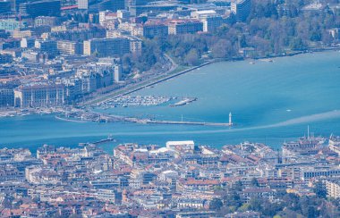 Saleve Dağı 'ndan Cenevre Gölü ve Leman Gölü' nün manzarası şehrin güzel kentsel manzarasını gölün muhteşem zeminine ve doğanın çevresine karşı sergiliyor.