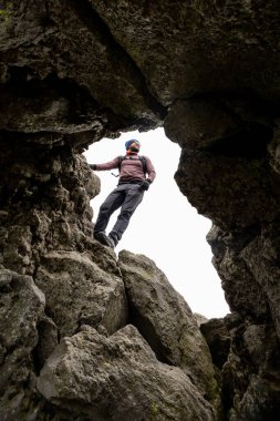 Bir yürüyüşçü, Meksika 'daki La Malinche Ulusal Parkı' nın doğal güzelliğine bakarak engebeli kayaların arasında duruyor. Görüntü, açık hava macerasının özünü yakalıyor..