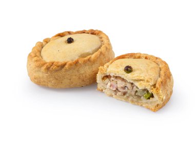 İki lezzetli börek, bir kesik, dolguyu ortaya çıkarıyor, beyaz bir arka planda izole edilmiş.