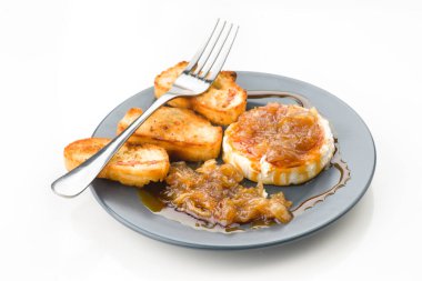 Lezzetli keçi peynirli rulo, üzerine karamelli soğan, üstüne de çıtır ekmek dilimleri. Sofistike bir aperatif ya da lezzetli bir atıştırmalık için mükemmel.