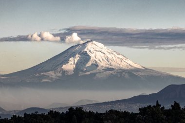 Meksika 'daki La Malinche Ulusal Parkı' ndan görülen aktif bir volkan olan Popocatepetl 'in manzarası. Karla kaplı tepeler ve engin manzaralar güzel bir şekilde yakalanır..