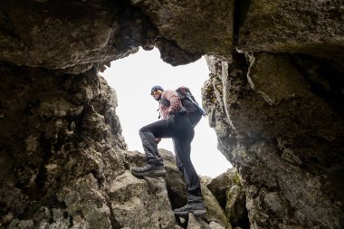Meksika 'daki La Malinche Ulusal Parkı' nda kayalık araziye çıkan bir siyah yürüyüşçü çarpıcı manzaraların arasında maceranın heyecanını gözler önüne seriyor. Seyahat ve doğa temaları için mükemmel..